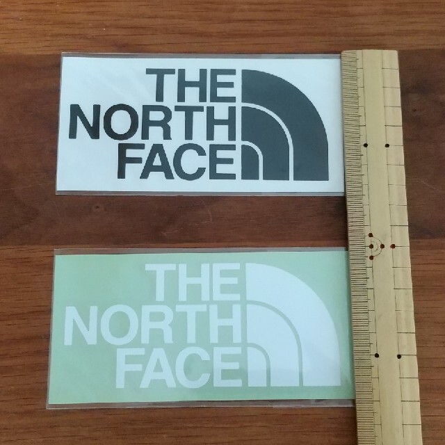 【エンタメ50%還元！本日まで！】THE NORTH FACEステッカー 白黒２ エンタメ/ホビーのコレクション(その他)の商品写真