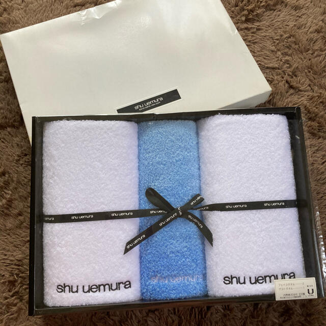 shu uemura(シュウウエムラ)のBell様専用【未使用】shu uemura★タオル3点セット インテリア/住まい/日用品の日用品/生活雑貨/旅行(タオル/バス用品)の商品写真