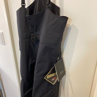 アークテリクス(ARC'TERYX)の『未使用』アークテリクス　Alpha Bib LEAF  黒　男　Mサイズ(ワークパンツ/カーゴパンツ)