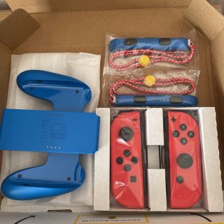 ニンテンドースイッチ(Nintendo Switch)の マリオレッドブルーバージョン新品未使用ジョイコン左右、ストラップSwitch (その他)