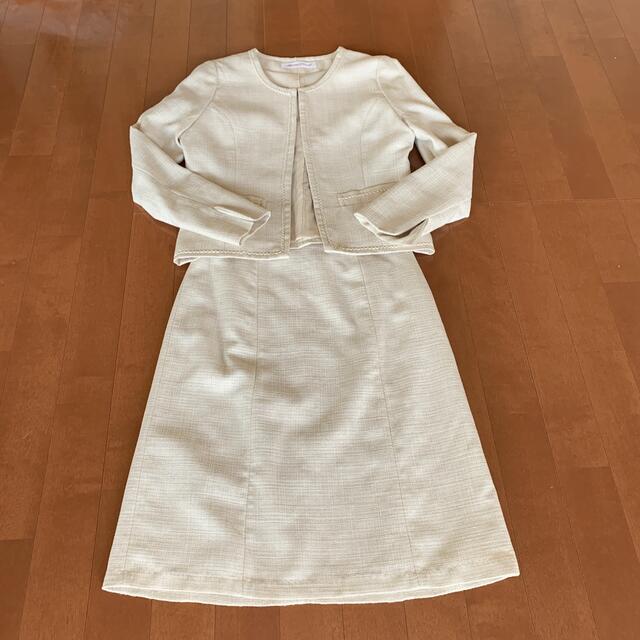 ベージュ　ノーカラー　スーツ　5号 レディースのフォーマル/ドレス(スーツ)の商品写真