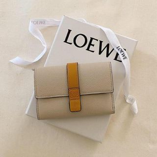 ロエベ(LOEWE)の正規品◎LOEWE スモールバーティカルウォレット　ライトオーツ(財布)