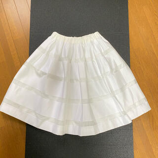 白のフレアスカート(ひざ丈スカート)