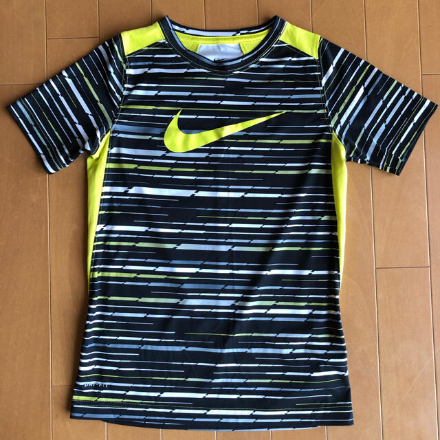 NIKE(ナイキ)の【NIKE】Tシャツ　Sサイズ（140センチ？） キッズ/ベビー/マタニティのキッズ服男の子用(90cm~)(Tシャツ/カットソー)の商品写真