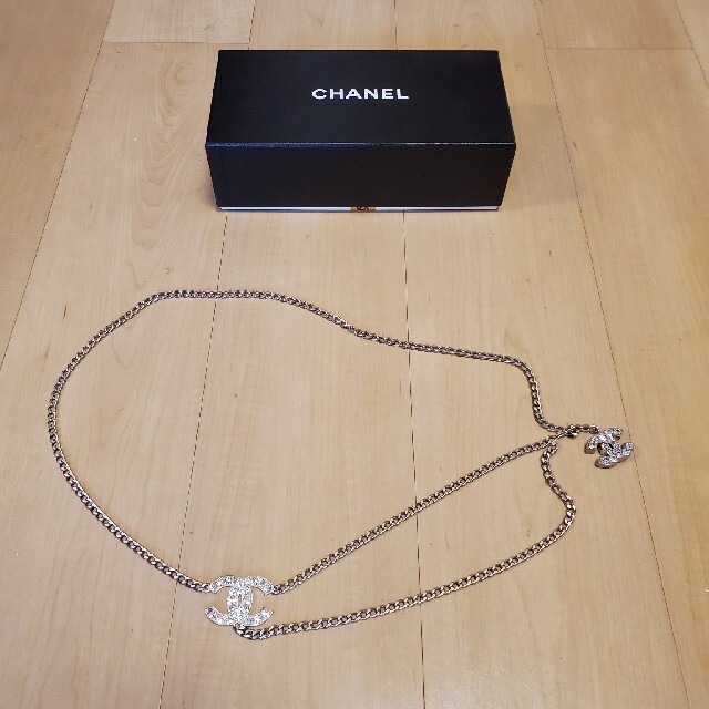 CHANEL(シャネル)の新品‼️ シャネル チェーンベルト ハート ラインストーン 箱付 レディースのファッション小物(ベルト)の商品写真