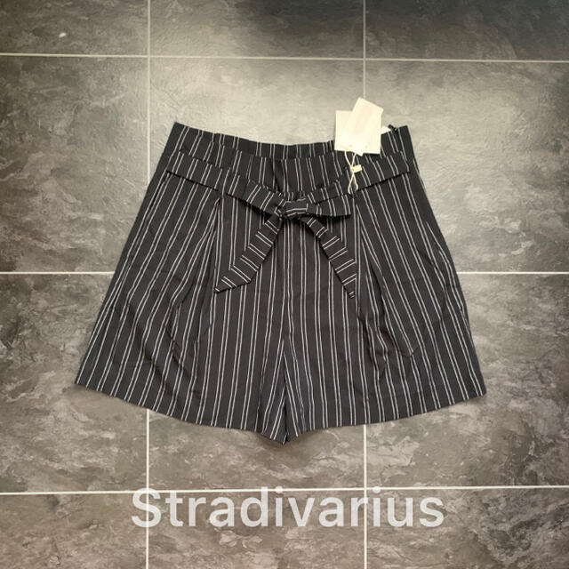 ZARA(ザラ)の新品未使用タグ付♡Stradivarius♡タック入ストライプショートパンツ レディースのパンツ(ショートパンツ)の商品写真