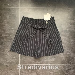 ザラ(ZARA)の新品未使用タグ付♡Stradivarius♡タック入ストライプショートパンツ(ショートパンツ)