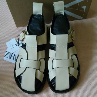 ザラ(ZARA)の【新品・未使用】ZARAグルカサンダル37(サンダル)