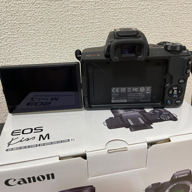 Canon(キヤノン)のCanon EOS kiss M Wズームキット スマホ/家電/カメラのカメラ(ミラーレス一眼)の商品写真