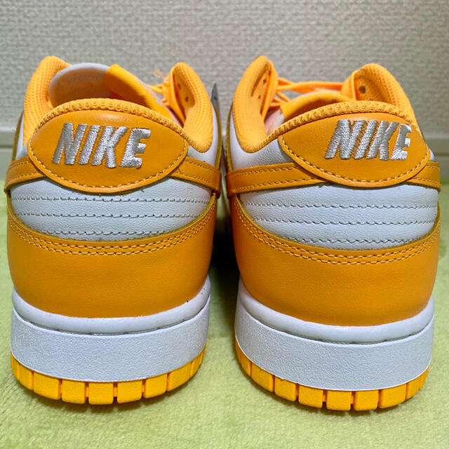 NIKE(ナイキ)のNIKE WMNS DUNK LOW  27.5cm レーザーオレンジ メンズの靴/シューズ(スニーカー)の商品写真