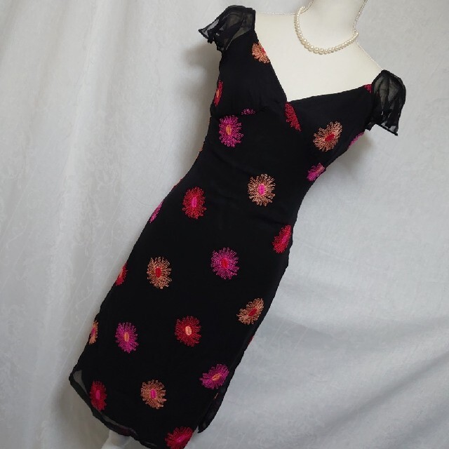 美品　トッカ　ピンクの花柄刺繍が可愛いフレンチスリーブワンピースドレス　サイズ２ひざ丈ワンピース