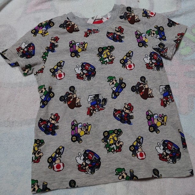 H&M(エイチアンドエム)の新品 マリオカート 総柄Tシャツ 120サイズ スーパーマリオ キッズ/ベビー/マタニティのキッズ服男の子用(90cm~)(Tシャツ/カットソー)の商品写真