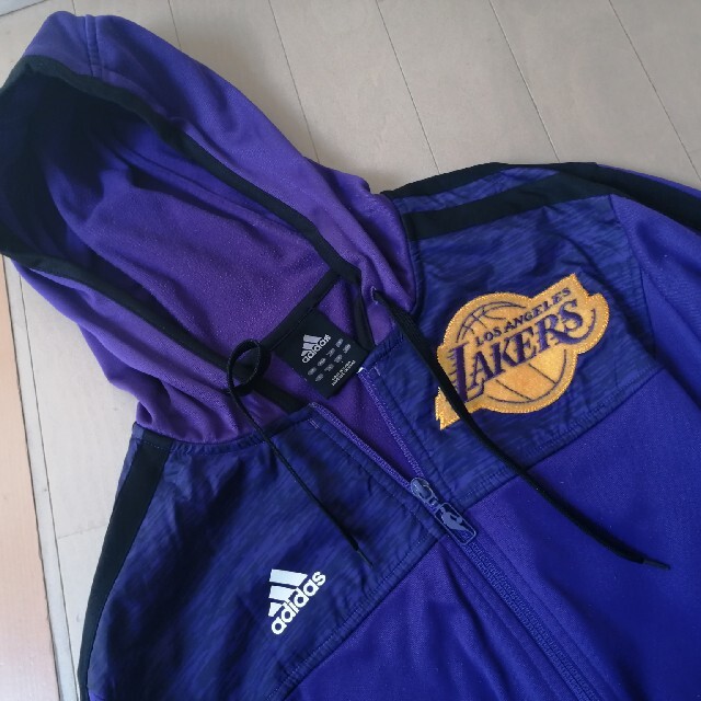 adidas(アディダス)のLakers adidas レイカーズ アメリカ NBA パーカー ユニフォーム スポーツ/アウトドアのスポーツ/アウトドア その他(バスケットボール)の商品写真