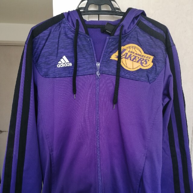 adidas(アディダス)のLakers adidas レイカーズ アメリカ NBA パーカー ユニフォーム スポーツ/アウトドアのスポーツ/アウトドア その他(バスケットボール)の商品写真