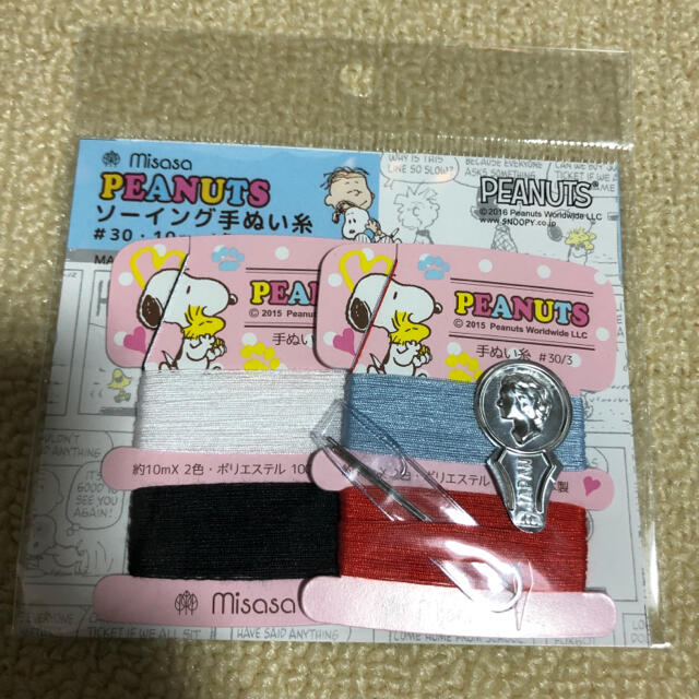 PEANUTS(ピーナッツ)の〒新品〒スヌーピー  ソーイング手ぬい糸  針2本と針通し付き！ ハンドメイドの素材/材料(生地/糸)の商品写真