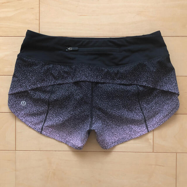 lululemon(ルルレモン)のlululemon ショートパンツ4(M) 新品 送料込 スポーツ/アウトドアのトレーニング/エクササイズ(ヨガ)の商品写真