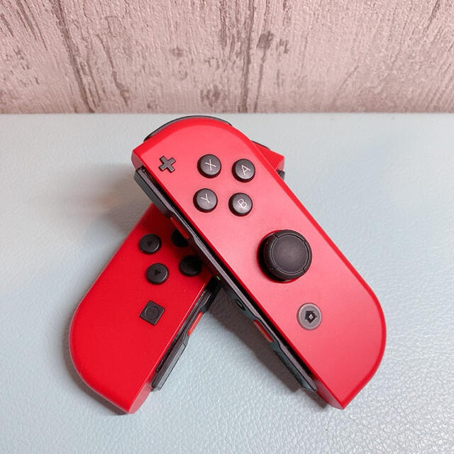 Nintendo Switch(ニンテンドースイッチ)の美品 人気カラー 廃盤レッドSwitch 左右セット ジョイコンJoy-Con エンタメ/ホビーのゲームソフト/ゲーム機本体(その他)の商品写真