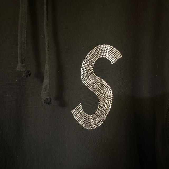 Supreme(シュプリーム)のsupreme swarovski sロゴフーディ メンズのトップス(パーカー)の商品写真