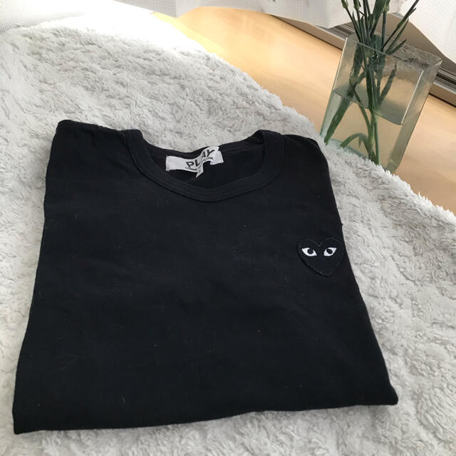 COMME des GARCONS(コムデギャルソン)のコムデギャルソン　Tシャツ　黒ハート　プレイ レディースのトップス(Tシャツ(半袖/袖なし))の商品写真