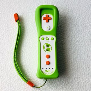 ウィー(Wii)のWiiリモコンプラス ヨッシー(家庭用ゲーム機本体)