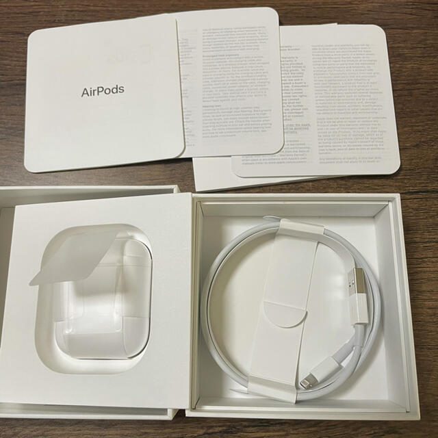 Apple(アップル)の美品 付属品完備 AirPods with Charging Case 第2世代 スマホ/家電/カメラのオーディオ機器(ヘッドフォン/イヤフォン)の商品写真