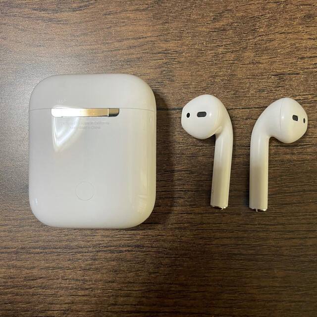 Apple(アップル)の美品 付属品完備 AirPods with Charging Case 第2世代 スマホ/家電/カメラのオーディオ機器(ヘッドフォン/イヤフォン)の商品写真