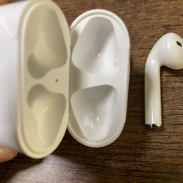 Apple(アップル)の美品 付属品完備 AirPods with Charging Case 第2世代 スマホ/家電/カメラのオーディオ機器(ヘッドフォン/イヤフォン)の商品写真