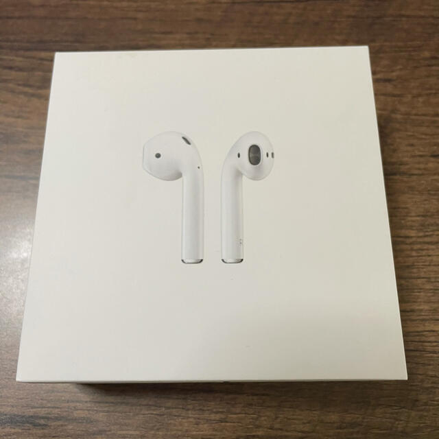 Apple(アップル)の美品 付属品完備 AirPods with Charging Case 第2世代 スマホ/家電/カメラのオーディオ機器(ヘッドフォン/イヤフォン)の商品写真