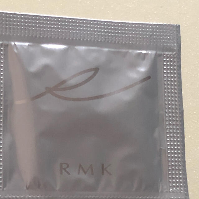 RMK(アールエムケー)のRMK クリーミィファンデーション N 102 SPF28・PA++ 1g×10 コスメ/美容のベースメイク/化粧品(ファンデーション)の商品写真
