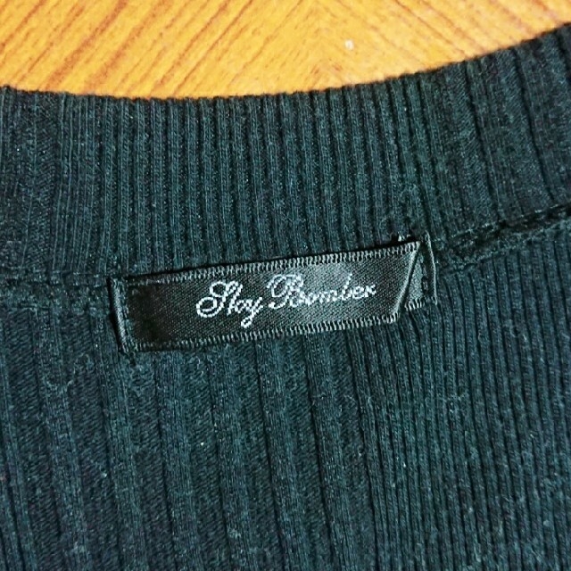 断捨離　ハートチャーム付き　ハーフボタン　Vネック　リブニットTシャツ　黒　半袖 レディースのトップス(Tシャツ(半袖/袖なし))の商品写真