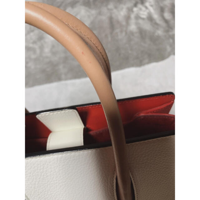 Christian Louboutin(クリスチャンルブタン)のクリスチャンルブタン　パロマスモール白　ハンドバッグ レディースのバッグ(ハンドバッグ)の商品写真