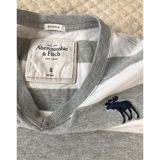 Abercrombie&Fitch(アバクロンビーアンドフィッチ)のアバクロ　Tシャツ　Sサイズ　ボーダー　グレー メンズのトップス(Tシャツ/カットソー(半袖/袖なし))の商品写真