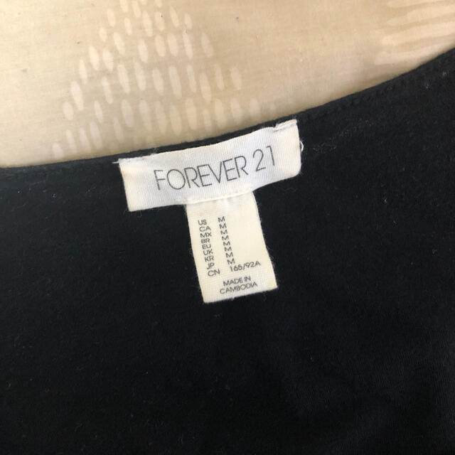 FOREVER 21(フォーエバートゥエンティーワン)のFoever 21 ショート丈のトップスです。 レディースのトップス(カットソー(半袖/袖なし))の商品写真