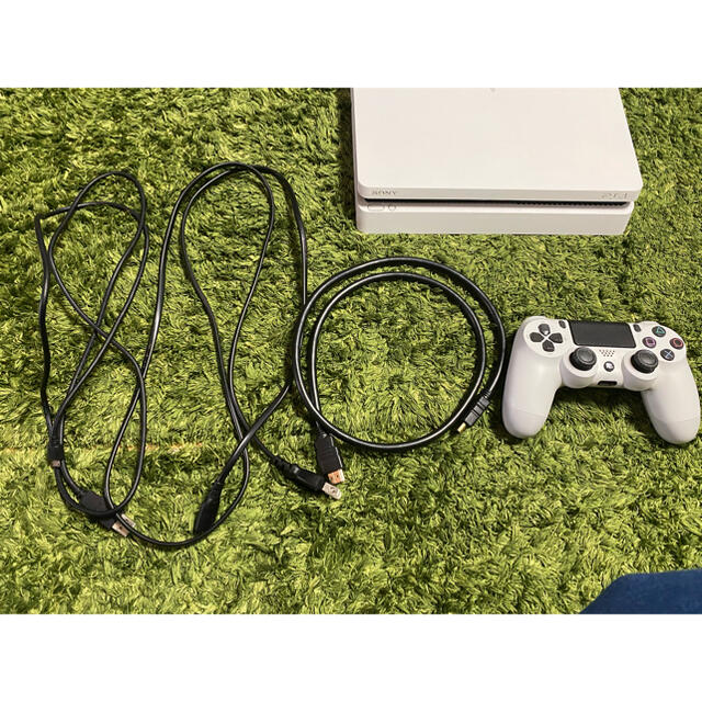 PlayStation4(プレイステーション4)のPS4本体ホワイト エンタメ/ホビーのゲームソフト/ゲーム機本体(携帯用ゲーム機本体)の商品写真