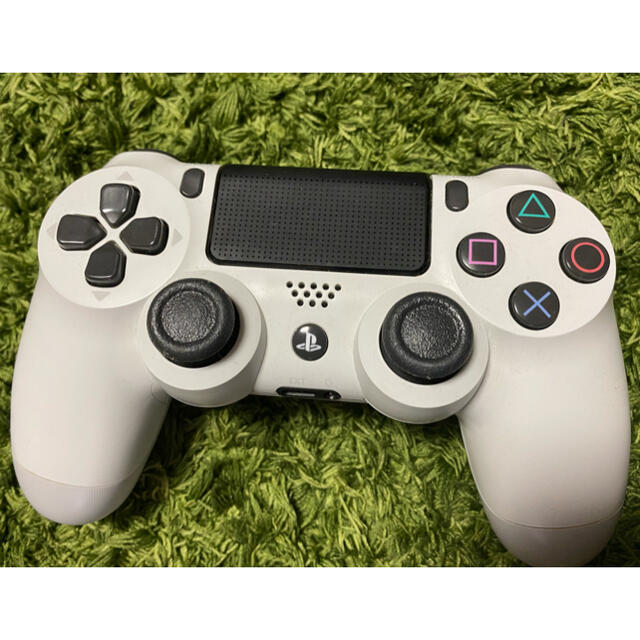 PlayStation4(プレイステーション4)のPS4本体ホワイト エンタメ/ホビーのゲームソフト/ゲーム機本体(携帯用ゲーム機本体)の商品写真