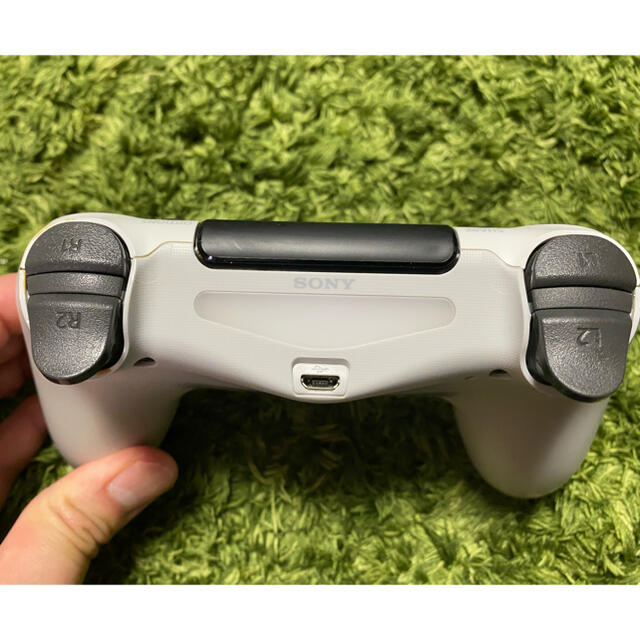 PlayStation4(プレイステーション4)のPS4本体ホワイト エンタメ/ホビーのゲームソフト/ゲーム機本体(携帯用ゲーム機本体)の商品写真