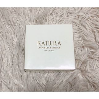 カツウラケショウヒン(KATWRA(カツウラ化粧品))の【新品未開封】カツウラ　プレスパウダー　オークル(フェイスパウダー)