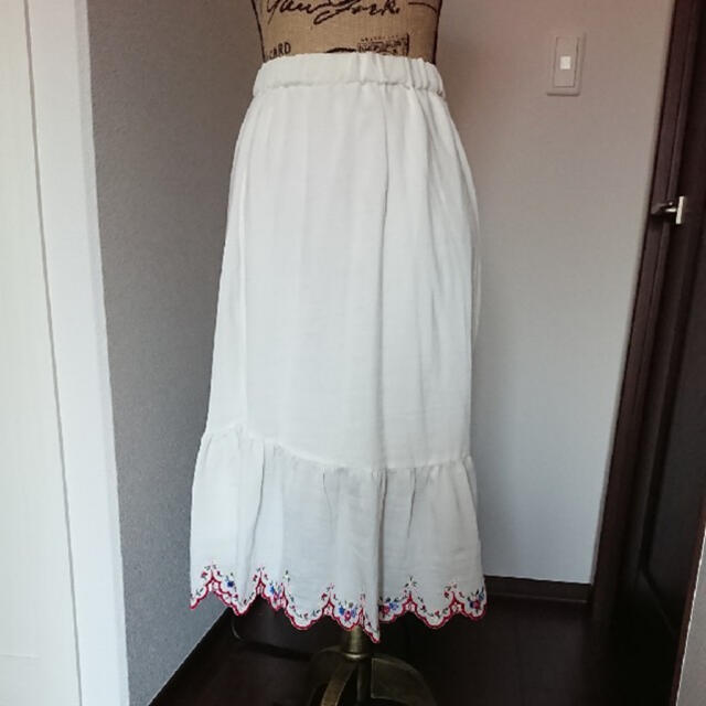 dazzlin(ダズリン)のダズリン　フラワースカラップスカート　タグ付き　レッド レディースのスカート(ひざ丈スカート)の商品写真