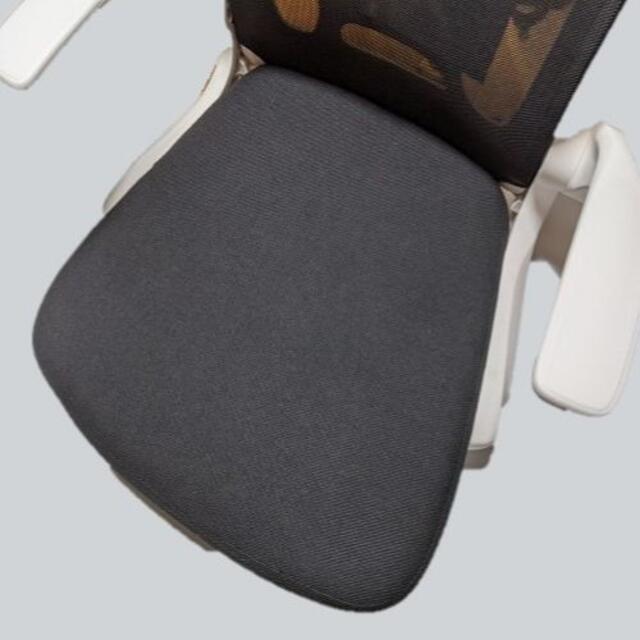 単品販売 オフィスチェア 椅子 デスクチェア 跳ね上げ式アームレスト  ホワイト インテリア/住まい/日用品の椅子/チェア(デスクチェア)の商品写真