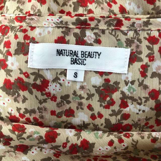 NATURAL BEAUTY BASIC(ナチュラルビューティーベーシック)の美品　NATURAL BEAUTY BASIC 花柄トップス レディースのトップス(カットソー(半袖/袖なし))の商品写真