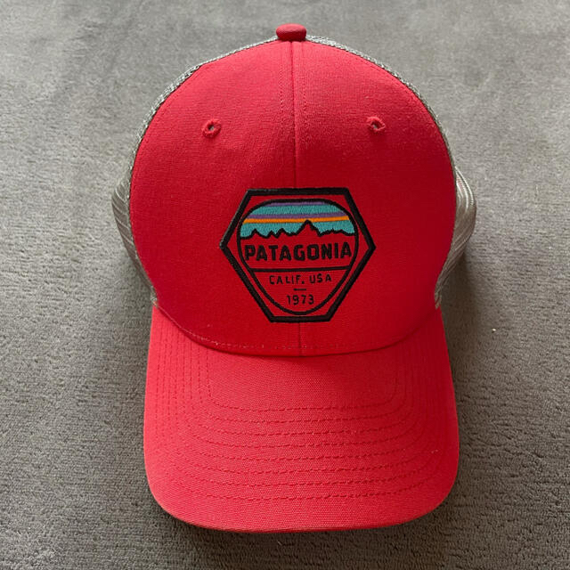 patagonia(パタゴニア)の彩妃様専用　セット Patagonia 美品 CAP 赤　supreme 黒T メンズの帽子(キャップ)の商品写真