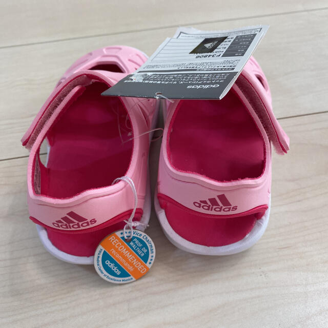 adidas(アディダス)のアディダス サンダル  ピンク 16cm キッズ/ベビー/マタニティのキッズ靴/シューズ(15cm~)(サンダル)の商品写真