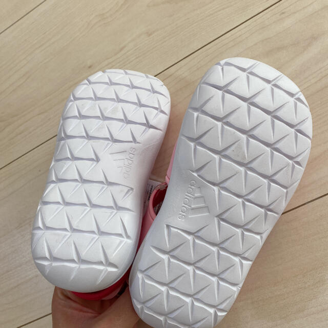 adidas(アディダス)のアディダス サンダル  ピンク 16cm キッズ/ベビー/マタニティのキッズ靴/シューズ(15cm~)(サンダル)の商品写真