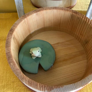 水に浮く🐸蓮の葉の上でくつろぐカエル 〜陶器製ガーデンオブジェ〜(置物)