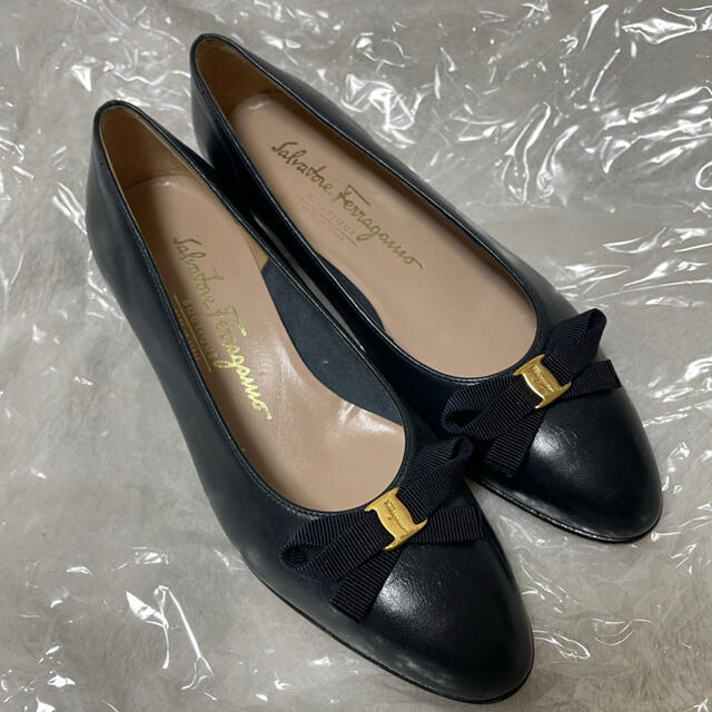 Salvatore Ferragamo(サルヴァトーレフェラガモ)のSalvatore Ferragamo♡ヴァラパンプス サイズ4.5 レディースの靴/シューズ(ハイヒール/パンプス)の商品写真