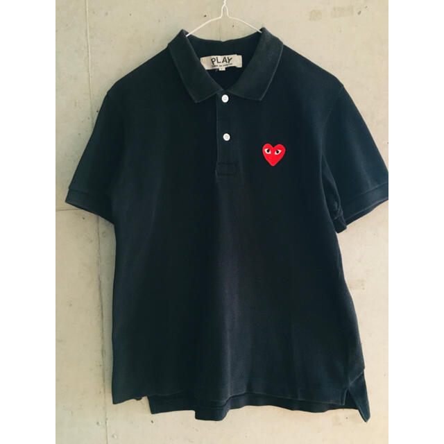 COMME des GARCONS(コムデギャルソン)の【名作★希少★Lサイズ！】プレイコムデギャルソン 黒 予備ボタン付き ポロシャツ レディースのトップス(ポロシャツ)の商品写真