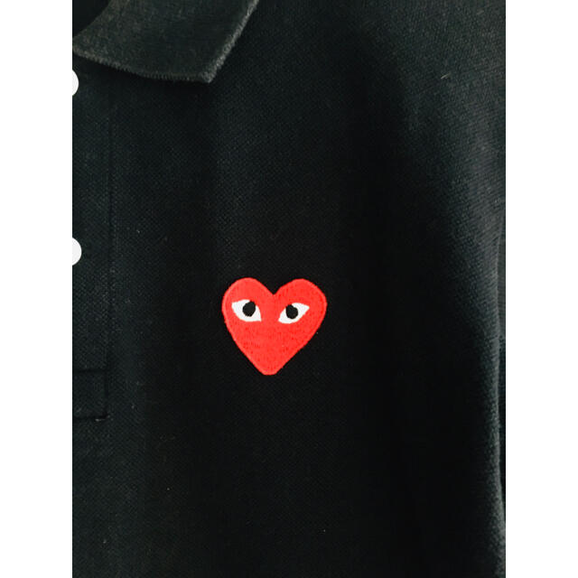 COMME des GARCONS(コムデギャルソン)の【名作★希少★Lサイズ！】プレイコムデギャルソン 黒 予備ボタン付き ポロシャツ レディースのトップス(ポロシャツ)の商品写真