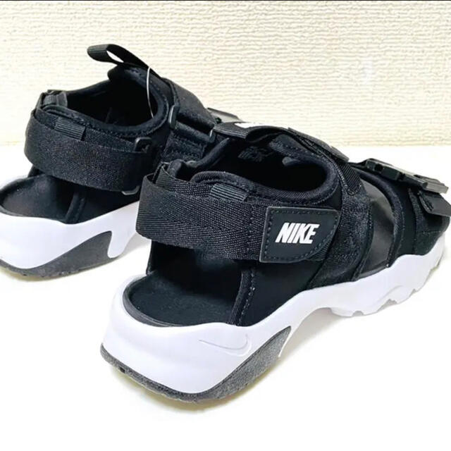 NIKE(ナイキ)のNIKE ナイキ キャニオンサンダル レディース 23cm 新品 黒 レディースの靴/シューズ(サンダル)の商品写真