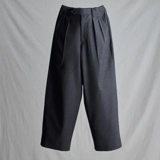 コモリ(COMOLI)のLIDNM MERINO WOOL BAGGY チャコール グレー Mサイズ(スラックス)