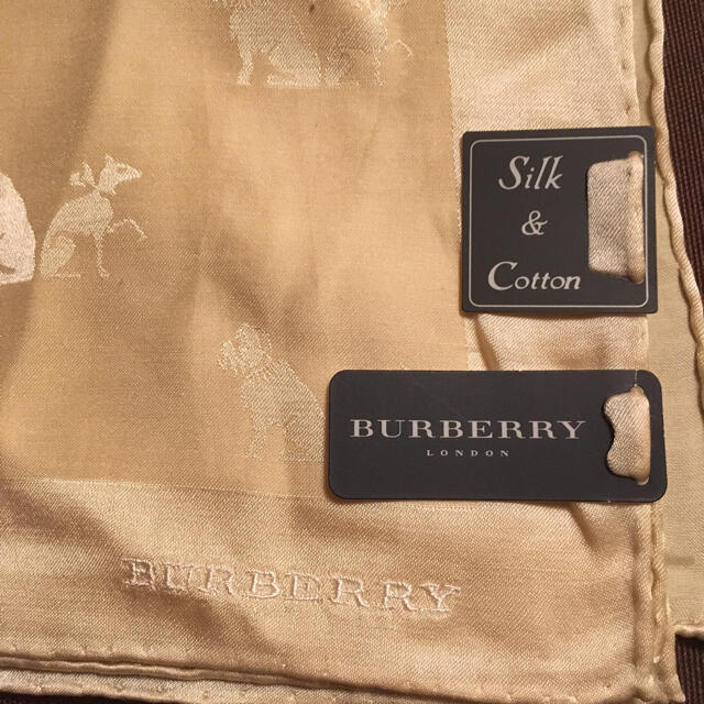 BURBERRY(バーバリー)のバーバリー　Burberry ベージュスカーフ　犬猫モチーフ レディースのファッション小物(バンダナ/スカーフ)の商品写真